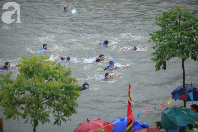 Thuỷ chiến ngay trên sông trong lễ hội đua thuyền làng Đăm